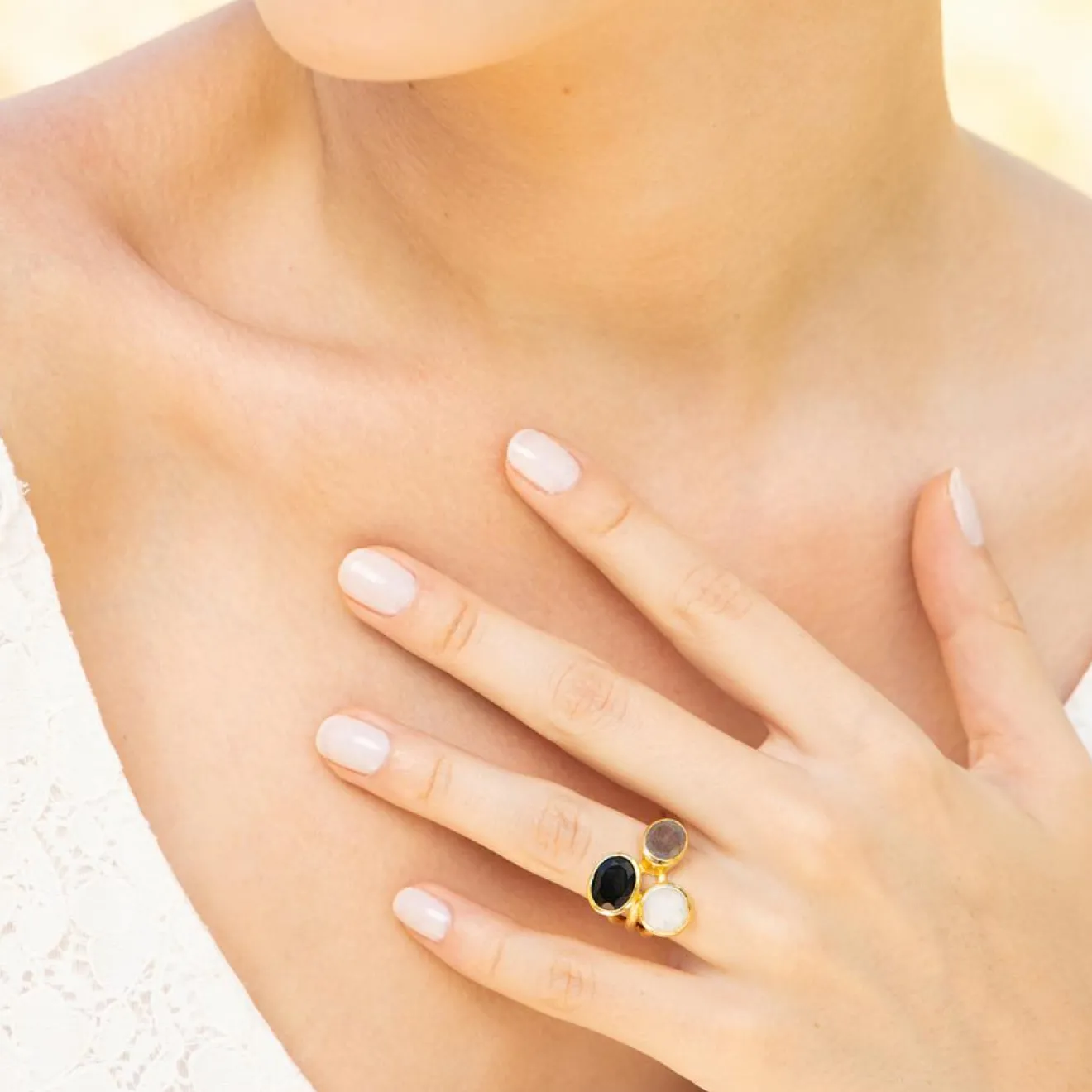 Femme Moonstone Bague Mariel Onyx & Labradorite en laiton doré