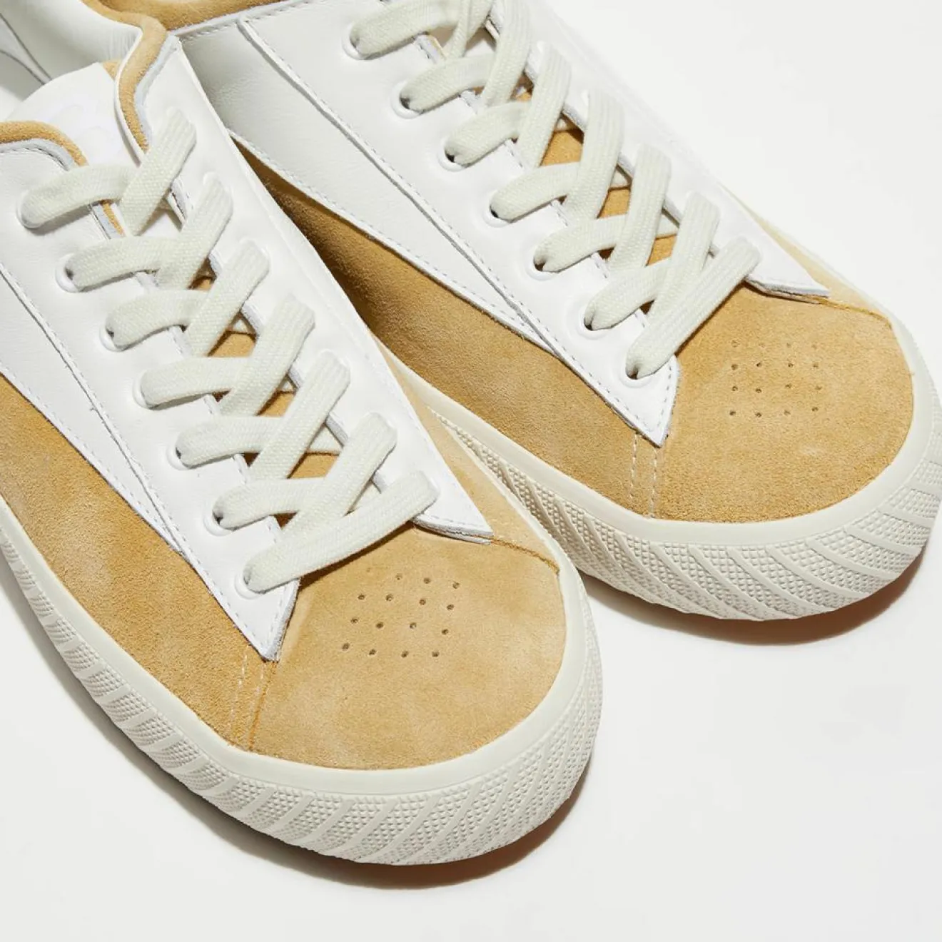 Femme By Far Baskets en Cuir & Velours de Cuir blanches
