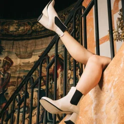 Femme Cosmoparis Chelsea Boots en Cuir verni Lanae crème - Talon 6 cm