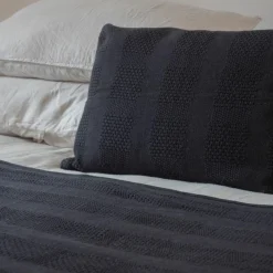 Bed and Philosophy Coussin en crochet fait main noir 40x60cm