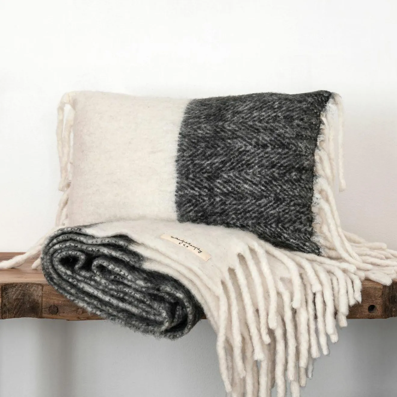 Best Bed and Philosophy Coussin en laine bicolore blanc/noir 40x60cm