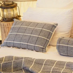 Bed and Philosophy Coussin en lin et coton bleu 40x60cm