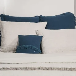 Clearance Bed and Philosophy Coussin en lin finitions frangées bleu 65x65cm