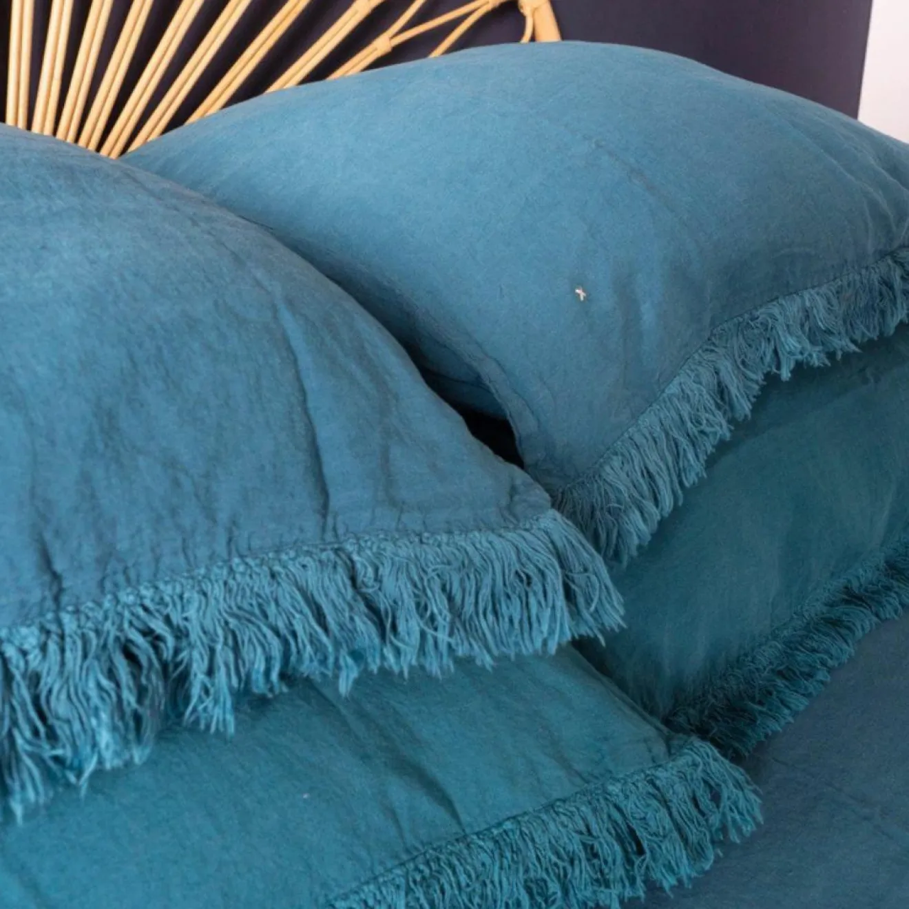 Bed and Philosophy Coussin en lin frangé bleu 80x80cm