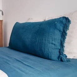 Bed and Philosophy Coussin en lin frangé bleu 55x110cm