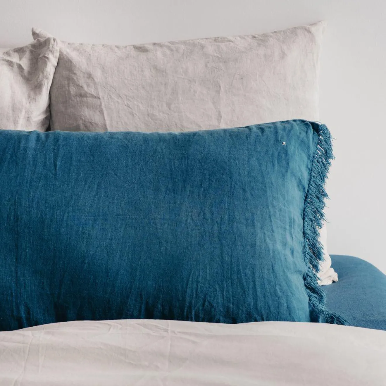 Bed and Philosophy Coussin en lin frangé bleu 55x110cm