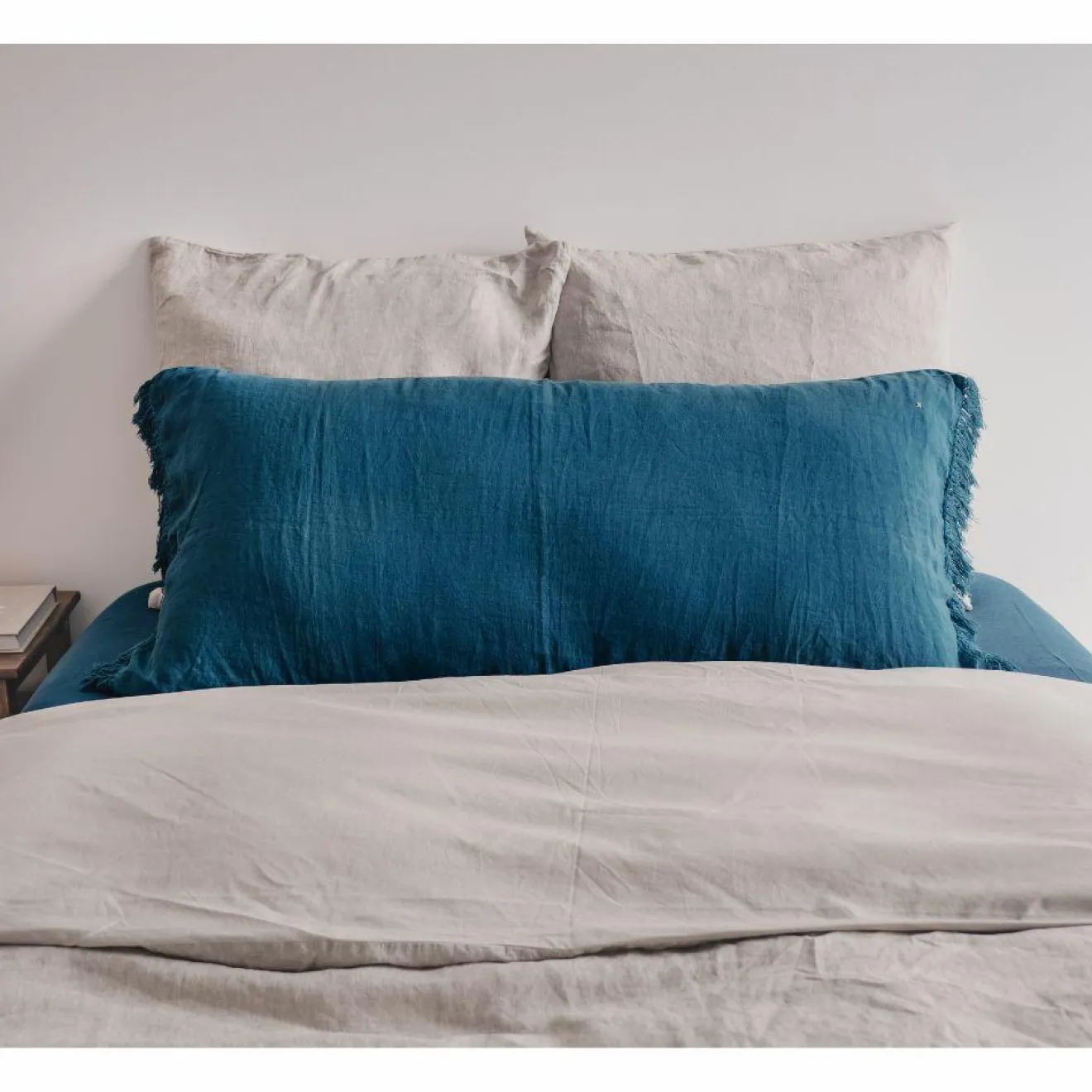 Bed and Philosophy Coussin en lin frangé bleu 55x110cm