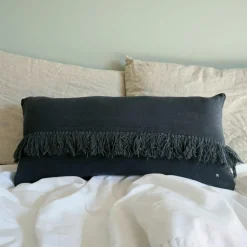 Bed and Philosophy Coussin en lin frangé noir 30x60cm