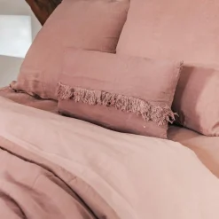 Bed and Philosophy Coussin en lin frangé rose 30x60cm