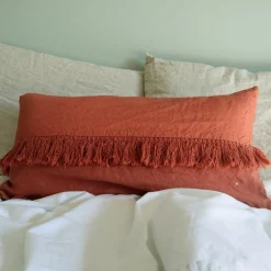 Bed and Philosophy Coussin en lin frangé terre brûlée 30x60cm