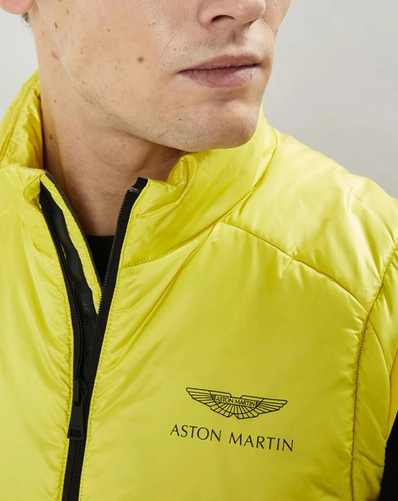 Sale Hackett London Doudoune sans manches Aston Martin Racing jaune clair