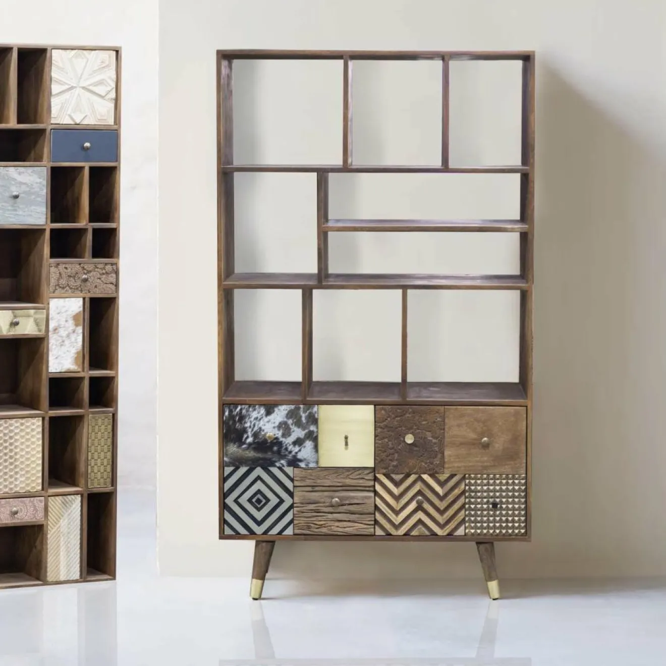 Bois & Chiffons Etagère multi-matériaux peau de vache bois sculpté Naturel - 100x40x175 cm