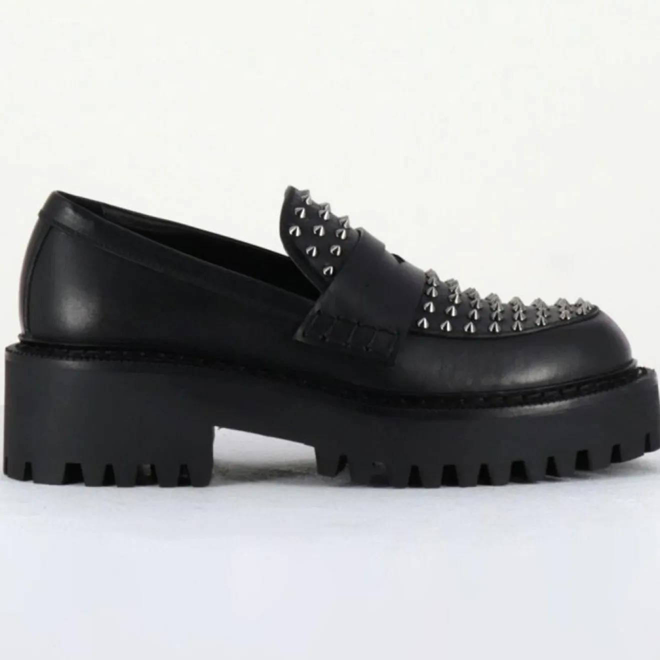 Outlet Vic Matie Mocassins en Cuir noirs - Talon 5 cm
