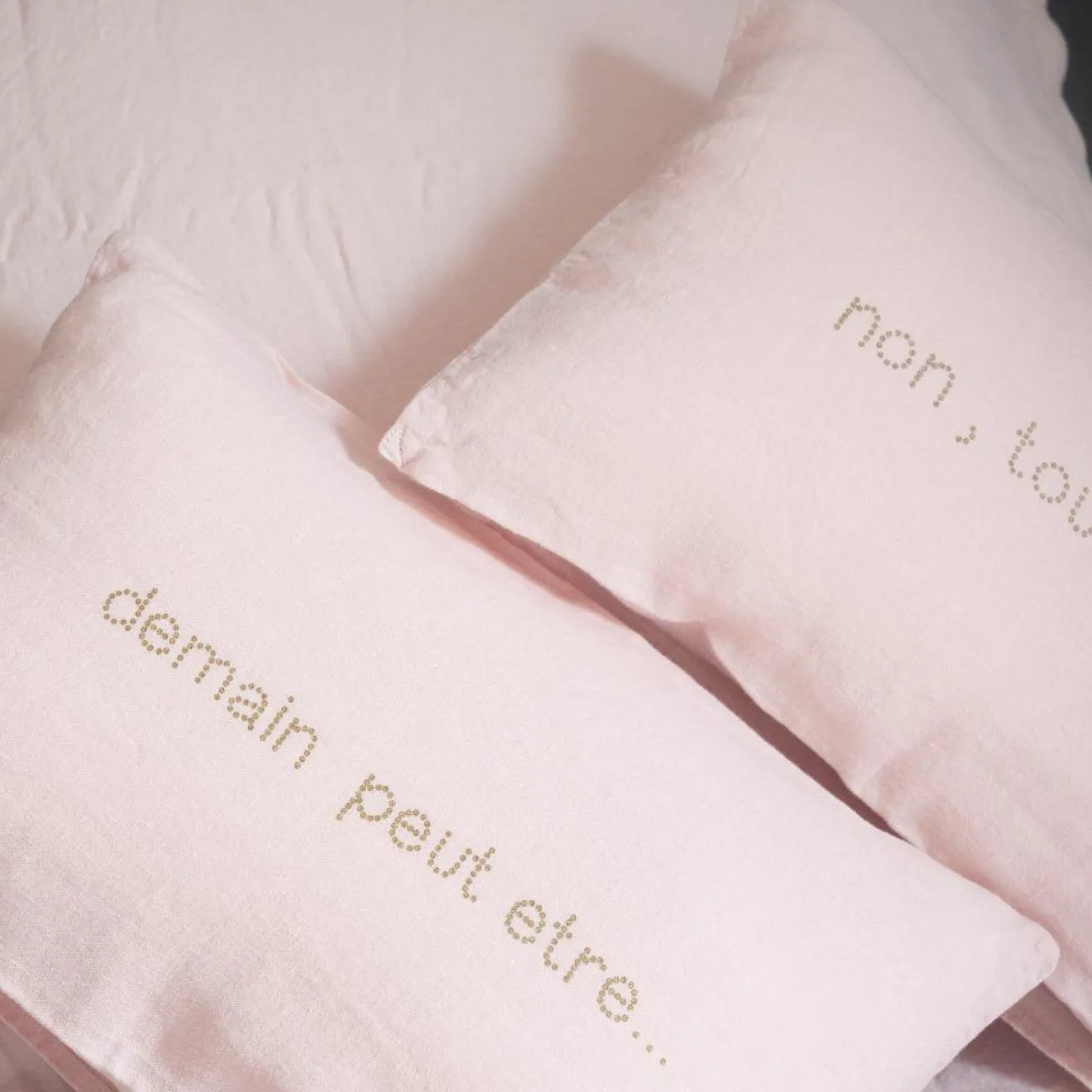 New Bed and Philosophy Paire de coussins sérigraphiés en lin roses 25x40cm