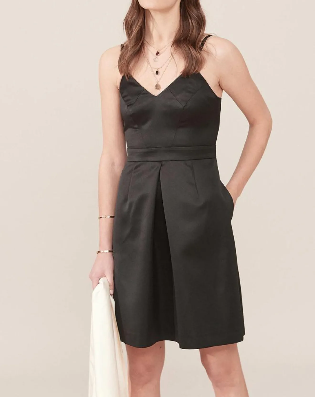 Hot Caroll Robe Ora évasée satinée noire