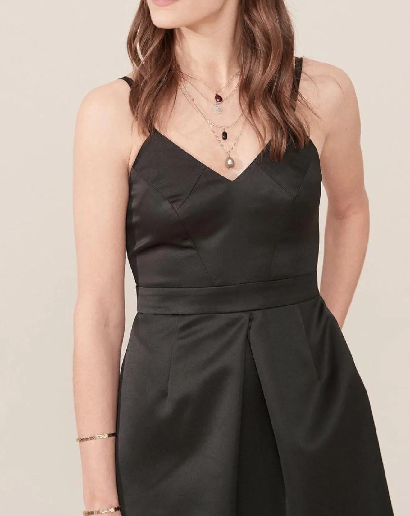 Hot Caroll Robe Ora évasée satinée noire